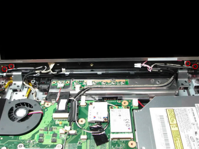 Как мастера сервиса «Р-Ноутбук» ремонтируют экран в ноутбуке Toshiba?